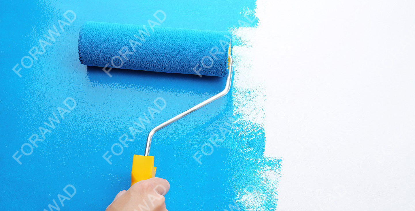 Decorator's,hand,painting,wall,with,roller